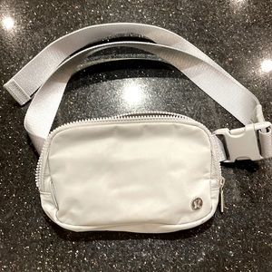 Lululemon Everywhere Belt Bag in Silver Drop